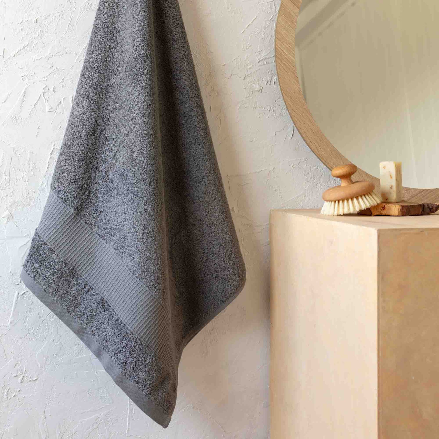 Toalla de Manos Maga 40x70cm 620gr Gris Pluma - Fatelares  | Toallas de baño y productos de hogar