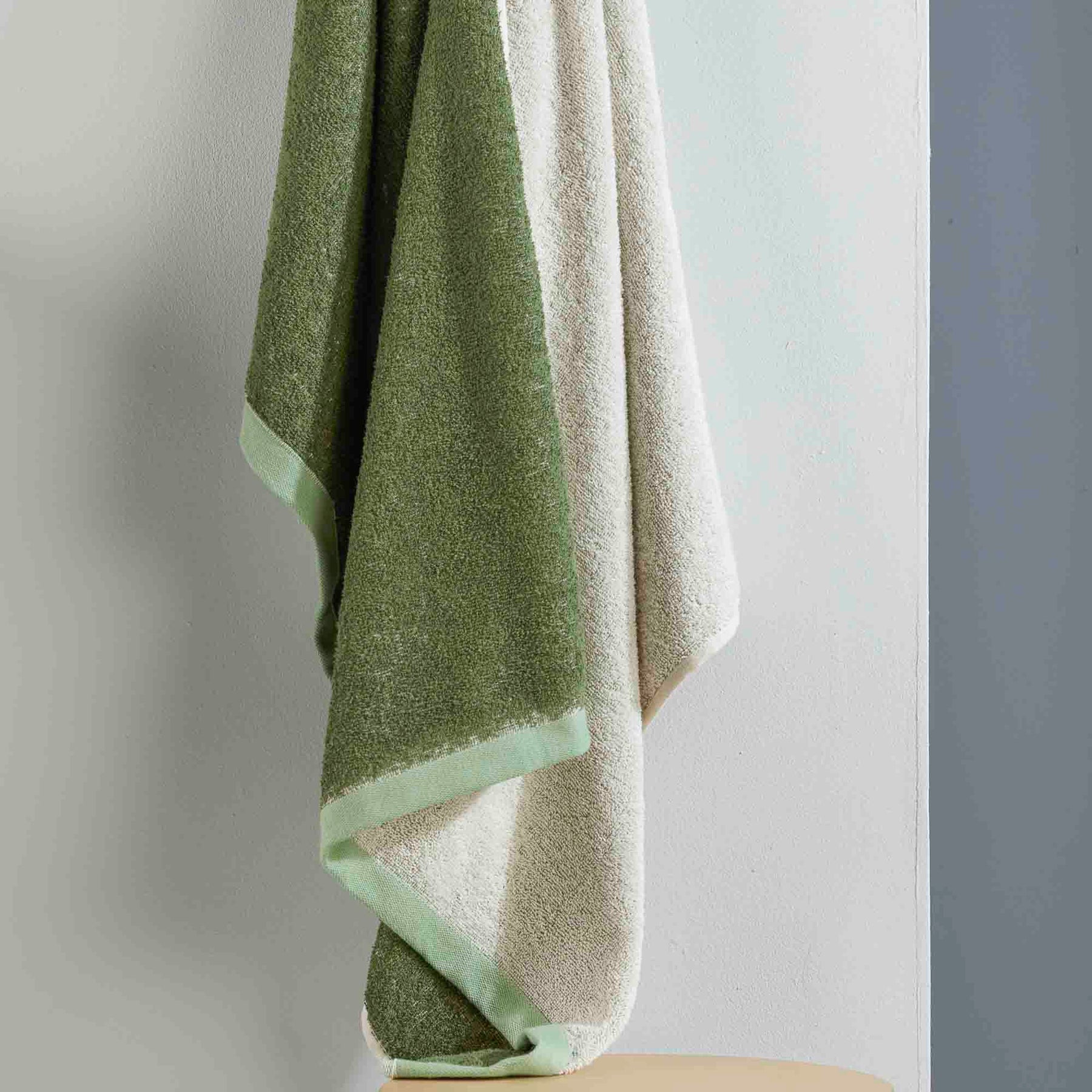 Toalla de Cuerpo Marcos 70x140 cm 450gr Verde Jardín - Fatelares  | Toallas de baño y productos de hogar
