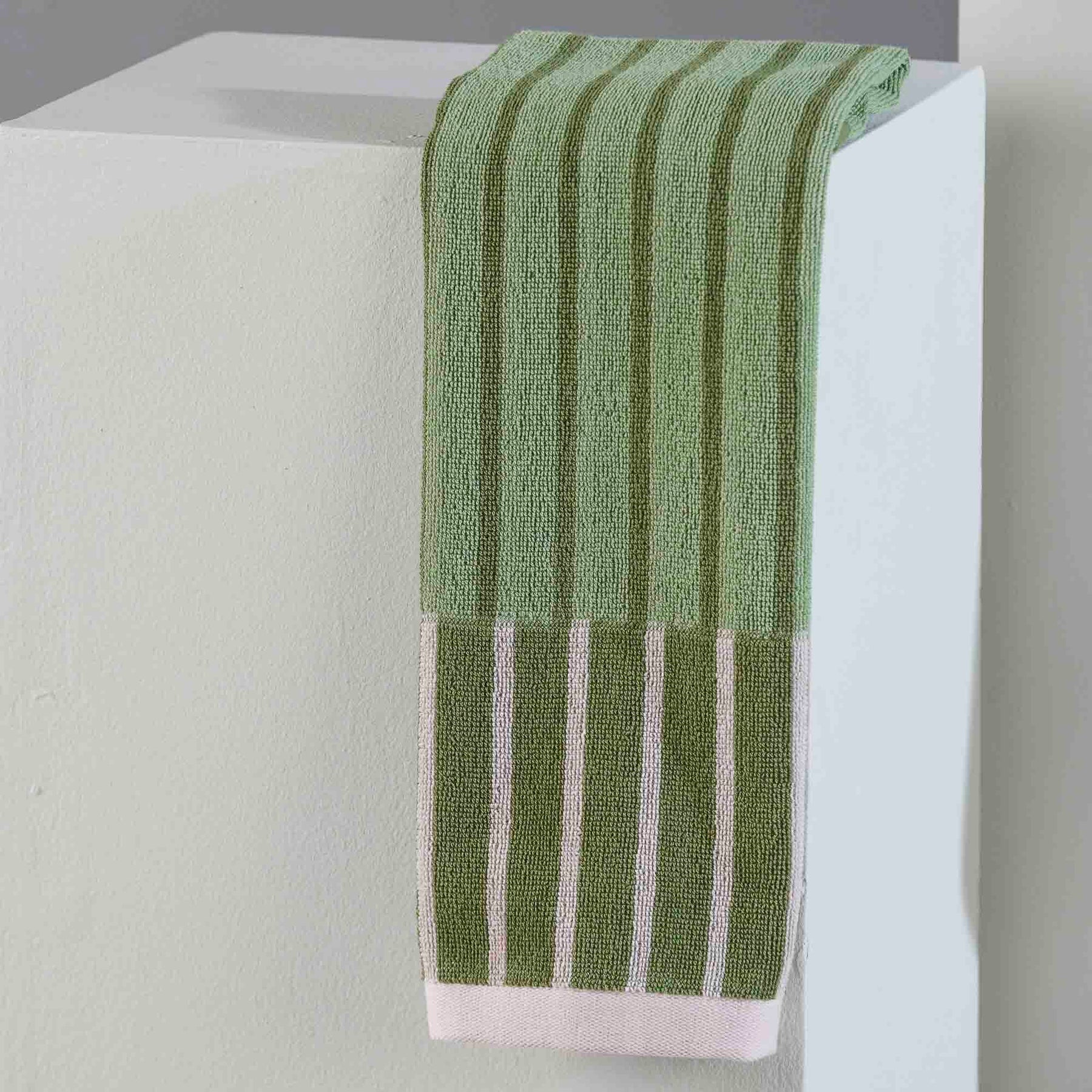 Toalla de Manos Dúo Multifranjas 40x60cm 450gr Verde/Rosa - Fatelares  | Toallas de baño y productos de hogar