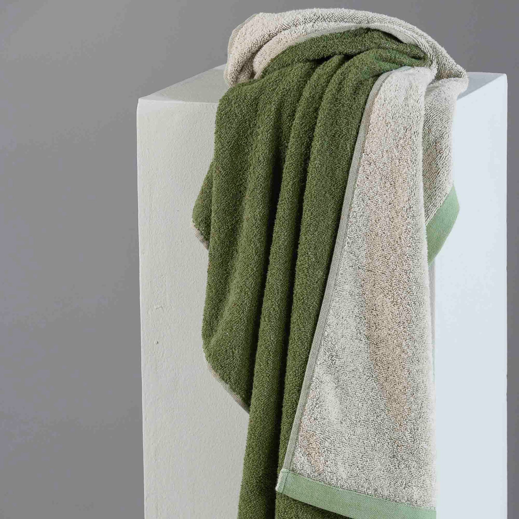 Toalla de Cuerpo Dúo Marcos 70x140 cm 450gr Verde / Crudo - Fatelares  | Toallas de baño y productos de hogar