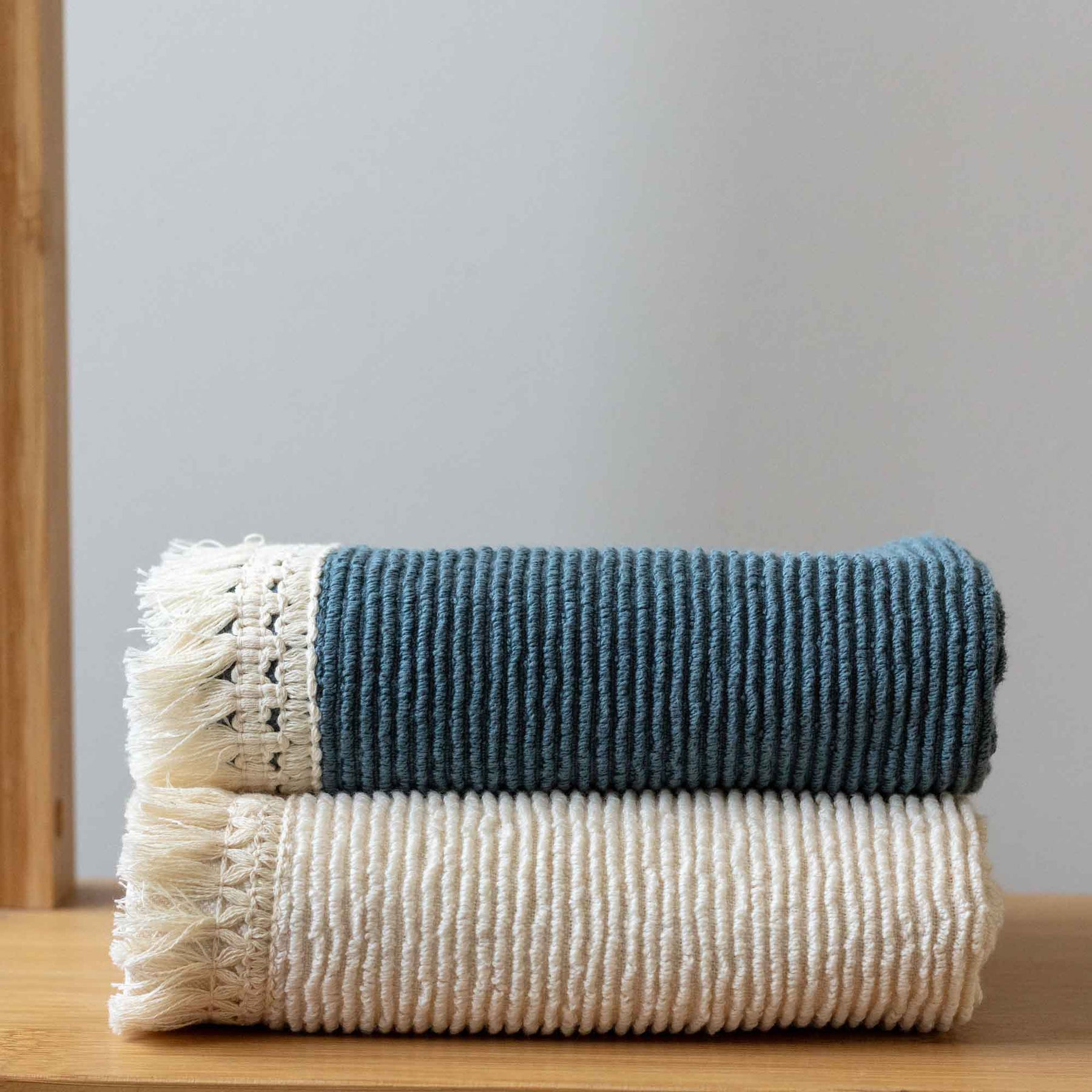 Juego x 2 Toallas de Manos Nakua 40x70cm 450gr Crema/Azul - Fatelares  | Toallas de baño y productos de hogar