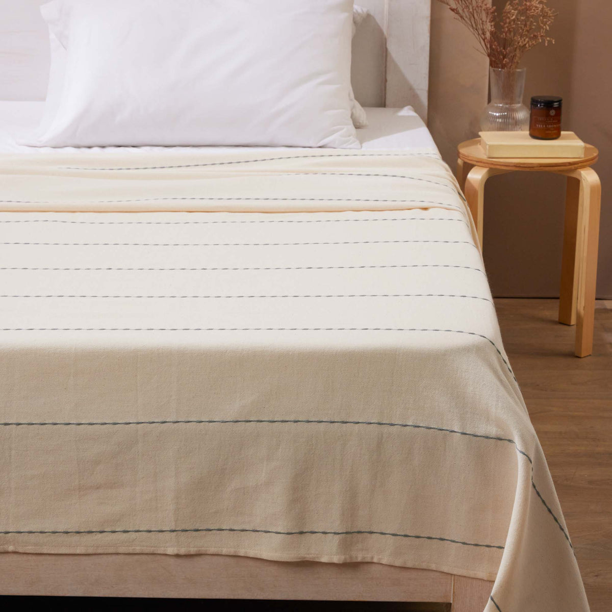 Sobrecama Econo Raya 160x230cm Sencillo Crema/Gris - Fatelares  | Toallas de baño y productos de hogar