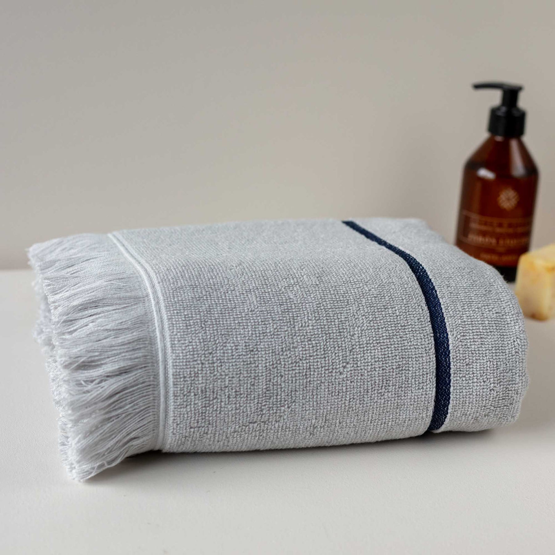 Toalla de Cuerpo Fluir 70x140 450gr Gris - Fatelares  | Toallas de baño y productos de hogar