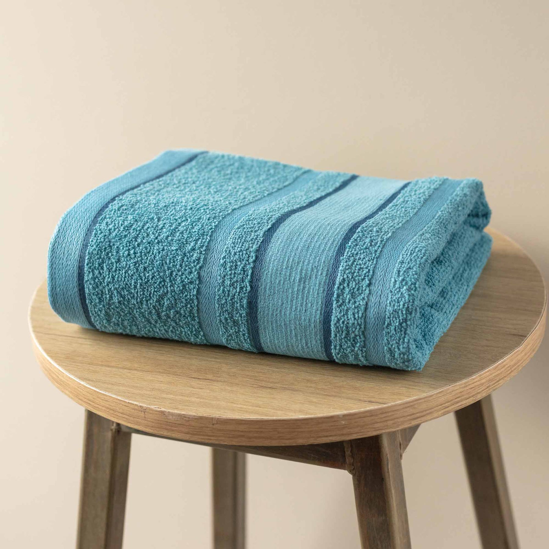 Toalla de Cuerpo Gaby 70x130cm Azul Agua 350gr - Fatelares  | Toallas de baño y productos de hogar