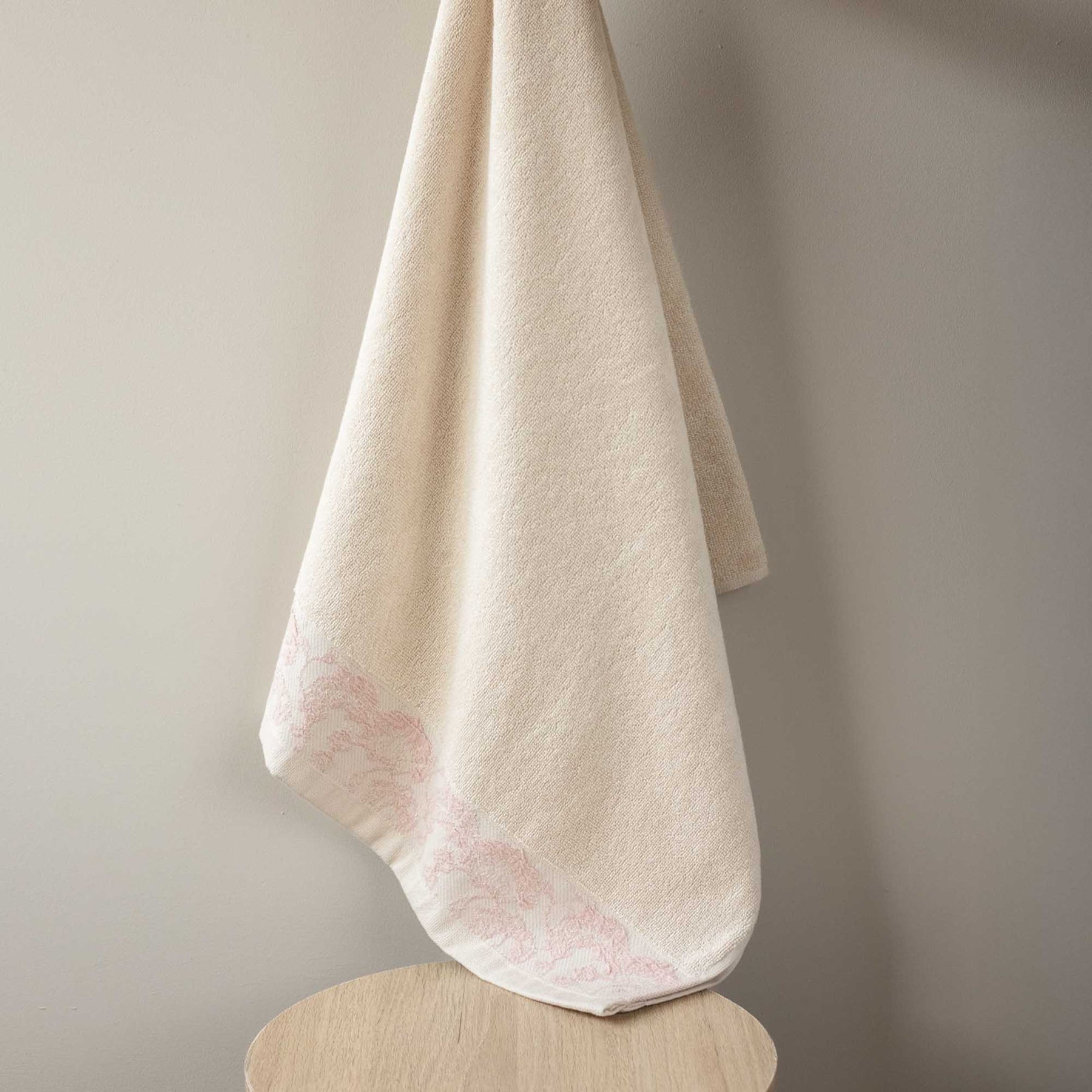 Toalla de Cuerpo Jacquard Sierra 70x140cm 450gr Beige/Rosa - Fatelares  | Toallas de baño y productos de hogar