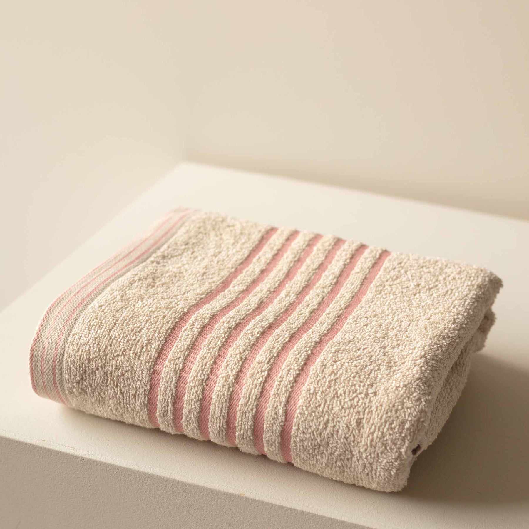 Toalla de Cuerpo Solar 70x140cm 400gr Beige/Rosa - Fatelares  | Toallas de baño y productos de hogar